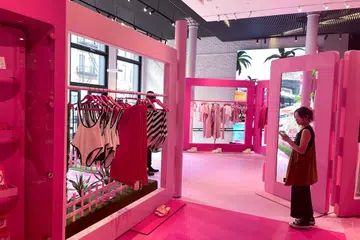 KOLEKSI BAJU: Zara merupakan antara jenama yang memaparkan koleksi Barbie untuk semua  – kanak-kanak, wanita dan kaum Adam. 