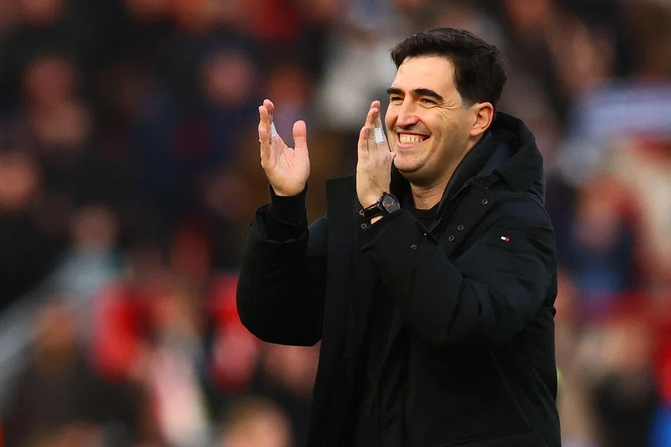 Pengurus Liverpool, Andoni Iraola memberi tepukan kepada peminat di Anfield selepas kemenangan 2-0 dalam aksi Liga Perdana England (EPL) menentang Brighton pada 25 Oktober. Ia merupakan kemenangan sulung EPL beliau di padang sendiri.