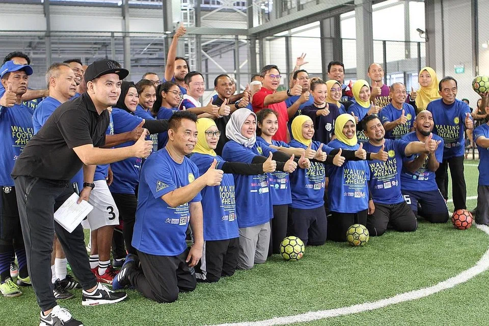 ACARA SUKAN: Acara WalkingFootball4Heath (WaF4H) juga membuka peluang para peserta menjalin persahabatan baru dan berinteraksi dengan selebriti. - Foto INIAZ RAHIM