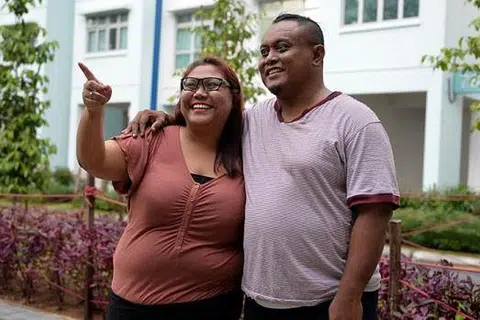 GERAN MEMBANTU: Cik Asyikin dan Encik Mohamed Abidin mengambil pinjaman sekitar $52,000 atau kurang separuh daripada harga flat $112,000, setelah meraih geran $60,000 bagi flat dua bilik mereka di Woodlands. - Foto M.O. SALLEH