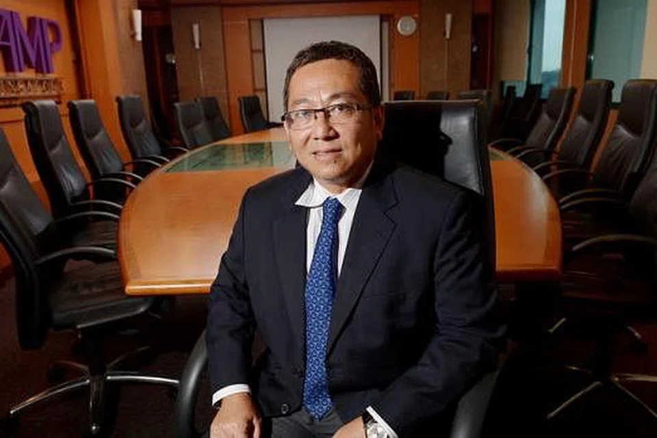 MAHU LIBATKAN LEBIH RAMAI KARYAWAN: Pengerusi baru AMP, Encik Abdul Hamid Abdullah, rancang dekati karyawan Islam misalnya menerusi sesi perbincangan. Beliau ditemui di pejabat AMP, Pasir Ris Drive 4, baru-baru ini. - Foto TUKIMAN WARJI