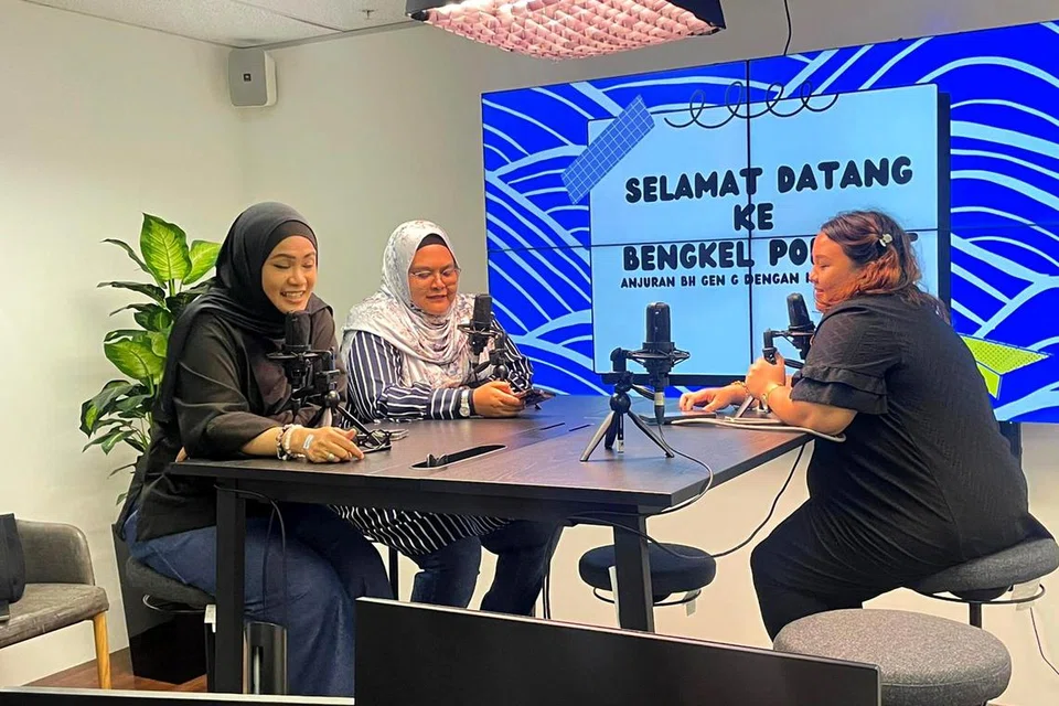 PELAJARI TEKNIK: Guru Bahasa Melayu Sekolah Rendah Rivervale yang menghadiri bengkel ‘podcast’ Berita Harian (dari kiri), Cik Nazrah Hanani Mohd Rawi, Cik Rosneayu Rosenan dan Cik Nurmerdina Azni, cuba mengendalikan ‘podcast’ tentang kebaikan dan keburukan membeli-belah dalam talian.