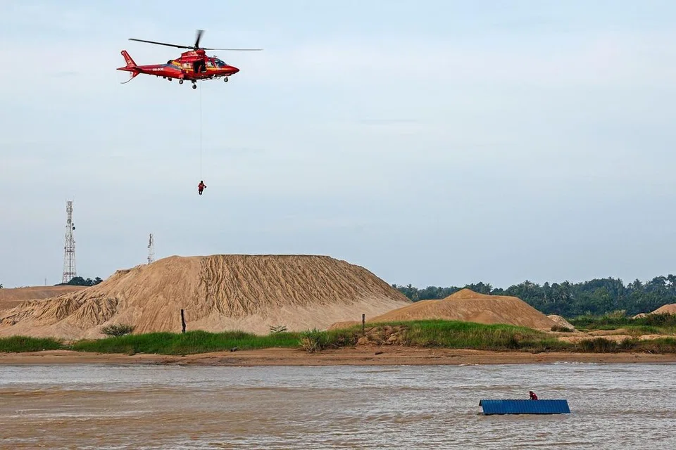 DALAM KEADAAN BERJAGA-JAGA: Jabatan Bomba dan Penyelamat semasa satu demonstrasi menyelamatkan mangsa banjir. Monsun timur laut dijangka tiba awal pada 2023.