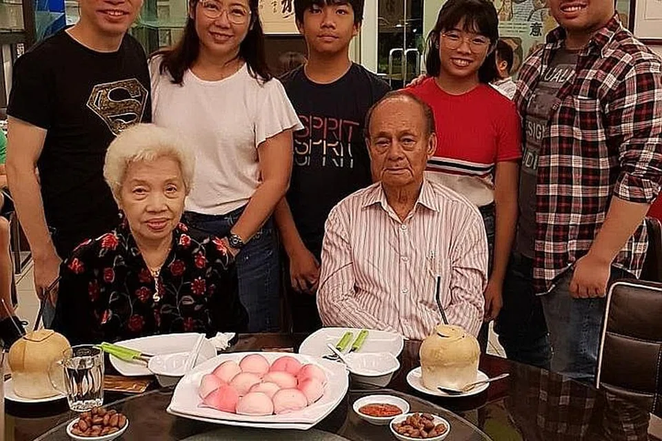 DORONGAN KELUARGA: (Belakang, dari kiri) Dr Elias Tam, isterinya, Cik Ronita Yassin, anak bongsu Ryhan Tam, Nadia Tam, anak sulung Edris Tam. (Depan, dari kiri) Ibu bapa Dr Elias, Cik Nah Geok Kwee dan Encik Tam Weng Chong, kededuanya berusia 78 tahun. - Foto oleh ihsan Elias Tam