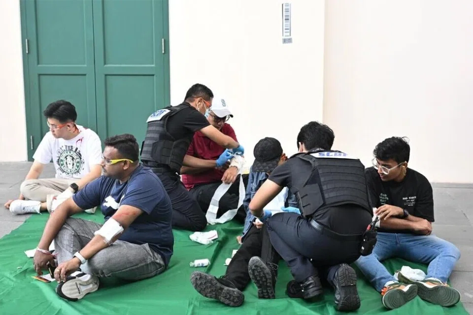 Mangsa yang cedera dibawa ke kawasan berhampiran untuk diberi rawatan mengikut tahap kecederaan mereka.