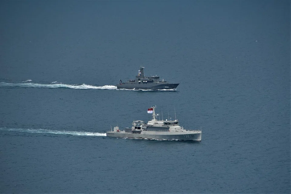 RSS Punggol milik RSN (belakang) dan MCMV KRI Pulau Fandilo milik TNI AL melaksanakan latihan bersama dalam fasa latu Latihan Joint Minex Pandu 2024.  