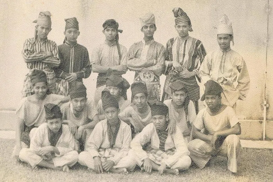 SERTAI PERSEMBAHAN DRAMA: Nadiputra, (barisan depan paling kiri) menyertai drama Sultan Mahmud Mangkat Dijulang pada 1961 semasa di Sekolah Menengah Bartley. - Foto ihsan NADIPUTRA
