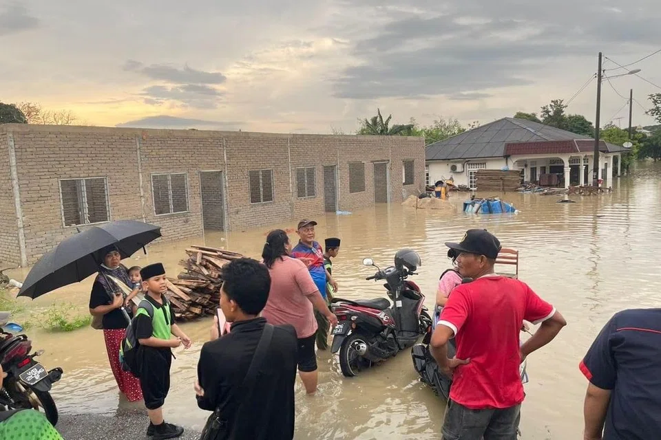 Penduduk di Sungai Buloh, Selangor, menyelamatkan diri selepas kediaman mereka ditenggelami banjir akibat hujan lebat berterusan sejak 16 April.