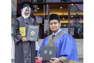 LULUSAN CONTOH: Cik Sharifah Bebe Hassan Basha bercita-cita untuk terus meningkatkan pendidikan dalam berbagai sudut Islam agar dapat melaksanakan peranan sebagai asatizah dengan lebih baik lagi manakala Encik Syafiq Mohd Soupie terbuka hati dan minat untuk ceburi bidang kaunseling, khususnya bagi membantu keluarga yang memerlukan. - Foto BH oleh IQBAL FAIZAL