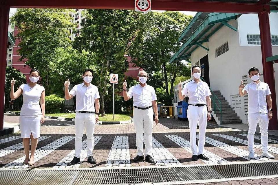 GRC TAMPINES: Encik Masagos Zulkifli Masagos Mohamad (tengah) mengetuai pasukan PAP di GRC Tampines dalam Pilihan Raya Umum 2020 selepas Timbalan Perdana Menteri Heng Swee Keat berpindah dan bertanding di GRC East Coast. Rakan sepasukan yang akan berjuang dengan Encik Masagos di Tampines ialah (dari kiri) Cik Cheng Li Hui, Encik Desmond Choo, Dr Koh Poh Koon dan Encik Baey Yam Keng. - Foto BH oleh Ariffin Jamar