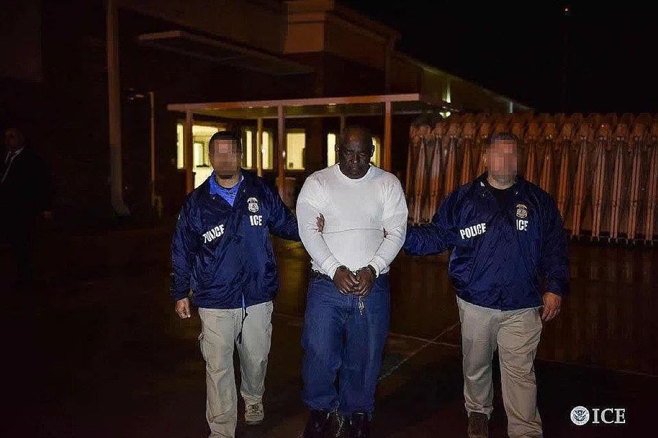 TANGKAPAN PENDATANG TANPA IZIN DIPERGIAT: Seorang warga Republik Dominican yang dikehendaki atas tuduhan membunuh digiring pegawai keselamatan di New York sebelum dihantar pulang ke negara asal. Pihak berkuasa Amerika Syarikat telah menahan beratus pendatang asing tanpa izin minggu lalu dalam satu operasi besar-besaran. - Foto AFP