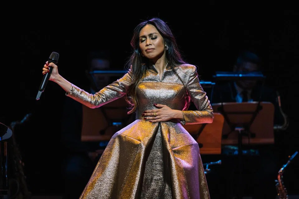 TARIKAN SEMBERANI: Dayang Nurfaizah memukau perhatian ribuan peminatnya dengan penyampaian irama klasik Melayu yang mempesona. 