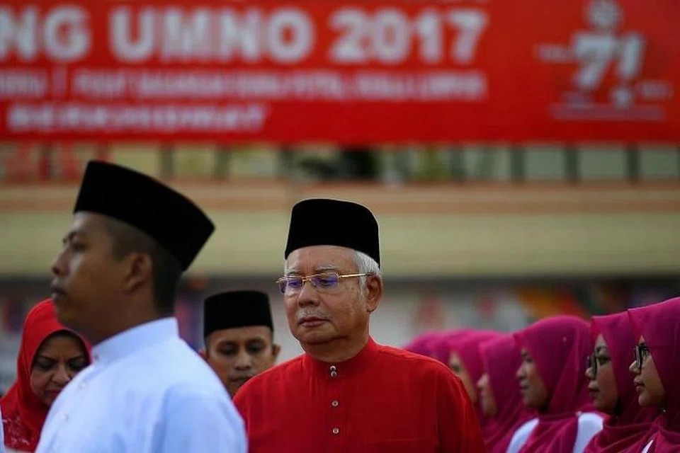 Perdana Menteri Malaysia Najib Razak memeriksa kawalan kehormatan semasa kongres tahunan parti di Kuala Lumpur pada 7 Disember 2017. 