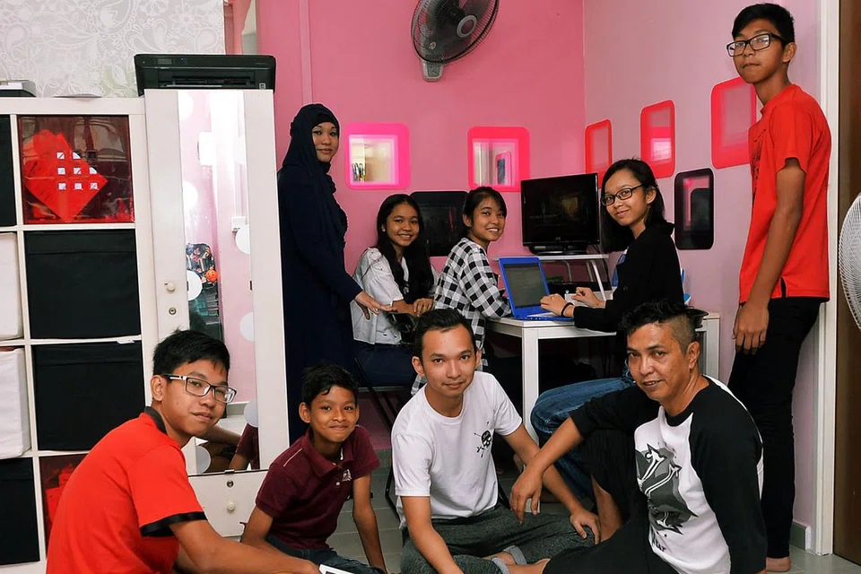 BANTUAN BAGI PEMILIK FLAT SEWA DAN BERGAJI RENDAH: Keluarga seperti Encik Rosli Rashid dan Cik Iryeanty Sahar berpeluang menerima bantuan antaranya seperti skim Tambahan Pendapatan Daya Kerja (WIS), Baucar GST (GSTV) sekali daripada Belanjawan terkini. - Foto KHALID BABA