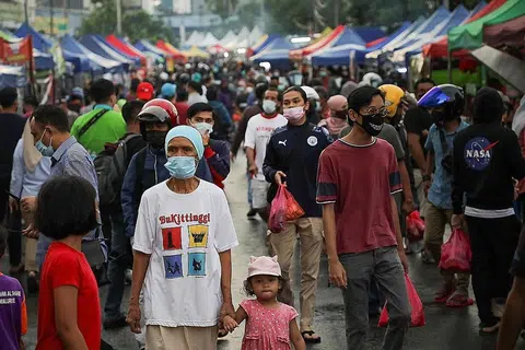 BAZAR SESAK: Orang ramai membeli makanan sebelum waktu berbuka puasa di satu bazar Ramadan di Kuala Lumpur. Pihak Kementerian Kesihatan Malaysia menerima aduan mengenai ketidakpatuhan prosedur operasi standard (SOP) di beberapa bazar Ramadan di serata negara. - Foto REUTERS