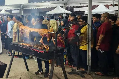 RESPONS BAIK: Ribuan pengunjung dikatakan membanjiri rumah terbuka sempena Hari Raya Aidilfitri di Kelantan yang dihoskan Datuk Seri Anwar Ibrahim pada 12 Mei. - Foto ST