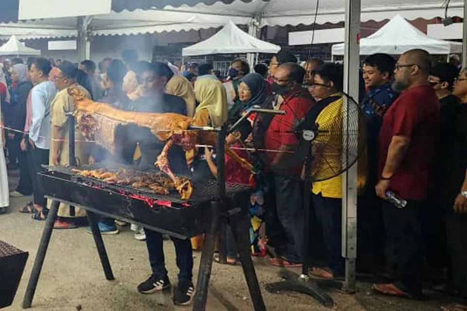 RESPONS BAIK: Ribuan pengunjung dikatakan membanjiri rumah terbuka sempena Hari Raya Aidilfitri di Kelantan yang dihoskan Datuk Seri Anwar Ibrahim pada 12 Mei. - Foto ST