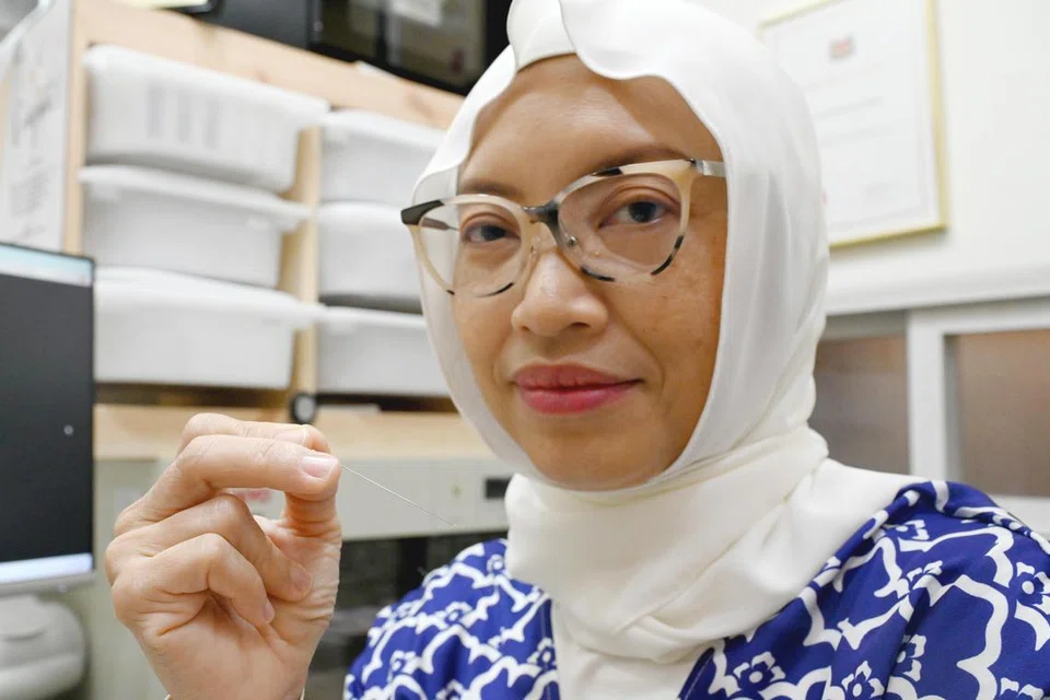 LUASKAN PENGETAHUAN: Dr Elly Sabrina Ismail meluahkan rasa kagum dengan rawatan Perubatan Tradisional Cina (TCM) kerana baginya, ia banyak melibatkan perubatan pencegahan. 
