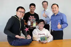 CABAR DIRI HASILKAN ALAT PENGESAN RADIASI: Encik Muhammad Fakhri Hamzah Sahabudein (dua dari kiri) bersama rakan sepasukan, Encik Neo Soon Yeen (kiri) dan Encik Lau Chun Yang Samuel (duduk), bersama pensyarah mereka, (dua dari kanan) Encik Lim Chuck Mang dan Encik Lim Hong Sair. - Foto EDWIN LOO