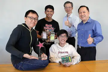 CABAR DIRI HASILKAN ALAT PENGESAN RADIASI: Encik Muhammad Fakhri Hamzah Sahabudein (dua dari kiri) bersama rakan sepasukan, Encik Neo Soon Yeen (kiri) dan Encik Lau Chun Yang Samuel (duduk), bersama pensyarah mereka, (dua dari kanan) Encik Lim Chuck Mang dan Encik Lim Hong Sair. - Foto EDWIN LOO