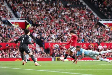 Pemain Manchester City, Enzo Fernandez (kanan) menerpa ke arah bola sejurus sebelum penyerang Erling Haaland (dua dari kiri) menjaringkan gol tunggal pasukannya ketika menentang Manchester United.
