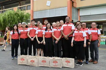 Lebih 20 anggota dan sukarelawan Parti Kemajuan Singapura (PSP) melawat kawasan Boon Lay bersama naib pengerusi pertama parti itu, Cik Hazel Poa (depan, lima dari kiri), pada 5 April. Tiga wajah baru PSP yang turut hadir ialah Cik Stephanie Tan (depan, empat dari kiri), Encik Sumarleki Amjah (depan, tiga dari kanan), dan Encik Sani Ismail (depan, dua dari kanan). 