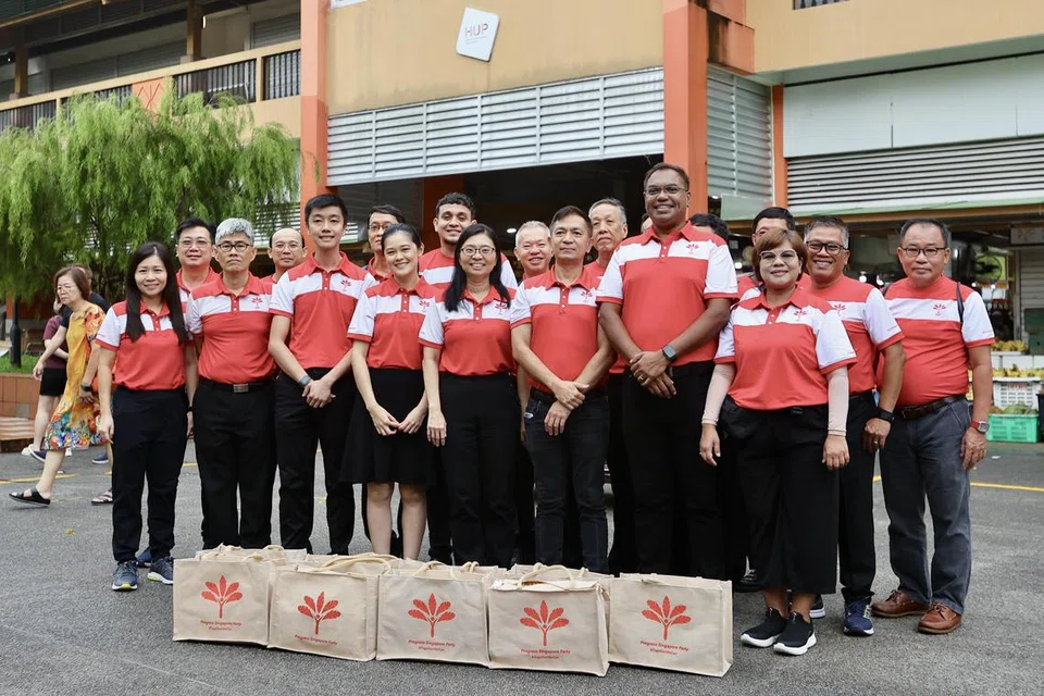 Lebih 20 anggota dan sukarelawan Parti Kemajuan Singapura (PSP) melawat kawasan Boon Lay bersama naib pengerusi pertama parti itu, Cik Hazel Poa (depan, lima dari kiri), pada 5 April. Tiga wajah baru PSP yang turut hadir ialah Cik Stephanie Tan (depan, empat dari kiri), Encik Sumarleki Amjah (depan, tiga dari kanan), dan Encik Sani Ismail (depan, dua dari kanan). 