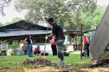 DEKAT DI HATI: Encik Syazwan Majid yang merupakan pegawai perhubungan komuniti di Pulau Ubin akan berinteraksi dengan penduduk kampung untuk mencari cara bagi meningkatkan mutu hidup mereka sambil menganjurkan pemuliharaan daya tarikan kehidupan di kampung. - Foto JURNAL UBIN WAN