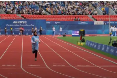 TEMPAT TERAKHIR: Pelari pecut Somalia, Nasra Abukar Ali mengambil lebih 21 saat untuk menamatkan acara lari 100 meter.