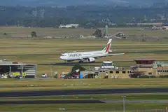 PENERBANGAN ANTARABANGSA PERTAMA DALAM LIMA BULAN: Pesawat Airbus A330-343 penerbangan Sri Lanka Airlines UL604 mendarat di Lapangan Terbang Tullamarine, Melbourne, Australia, semalam. Pelawat antarabangsa kini dibenarkan memasuki Melbourne tetapi harus menjalani kuarantin di hotel di daerah Victoria. - Foto EPA-EFE