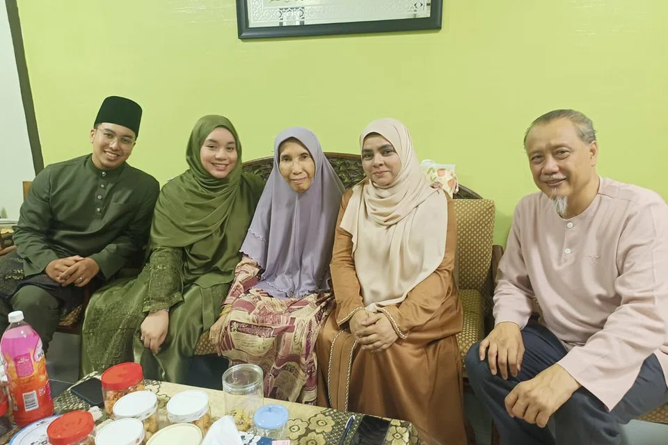 Ustaz Raja Muzaffar Shah, Ustazah Samaniah Razi, pelajar Madrasah Aljunied Al-Islamiah 