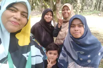 JADI KENANGAN: Gambar Allahyarhaman Norahimah Noor Muhamad (depan, kiri), ibu Encik Abdur Rahman Amir Ruddin,  bersama empat anaknya yang turut maut dalam kemalangan di Jalan Segamat-Kuantan pada 1 September menjadi kenangan. 