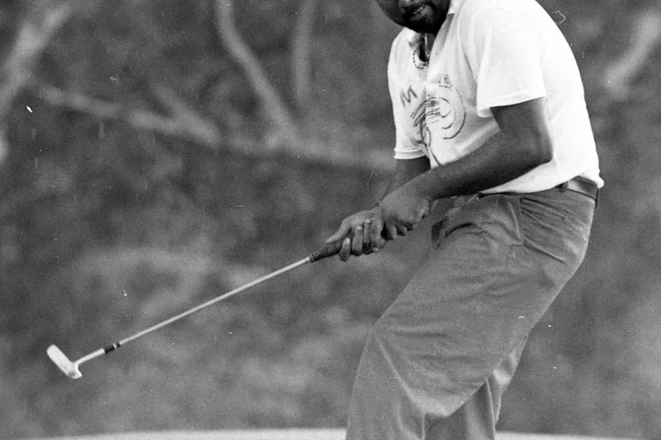 Samson Gimson, peraih satu-satunya pingat emas Singapura dalam sukan golf di Sukan SEA, meraikan kejayaan di Kuala Lumpur pada 1989, menutup kerjaya amaturnya dengan penuh gemilang sebelum beralih ke arena profesional.