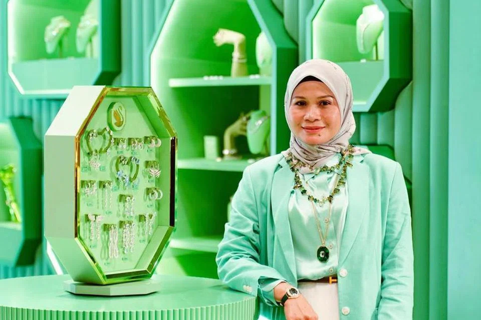 Pengasas dan jutawan jenama tudung Bawal Exclusive (BE), Cik Haliza Maysuri, diberi penghormatan mengunjungi butik Swarovski terbesar di Asia iaitu di Shanghai, China. 