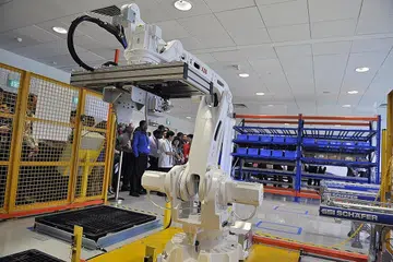PERMUDAHKAN TUGAS: Robot ini yang terdapat di Centre of Innovation for Supply Chain Management (COI-SCM) berupaya melakukan tugas seperti meletakkan barang di dalam kotak. - Foto BM oleh EDWARD TEO