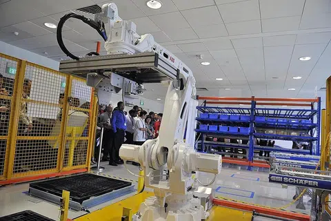 PERMUDAHKAN TUGAS: Robot ini yang terdapat di Centre of Innovation for Supply Chain Management (COI-SCM) berupaya melakukan tugas seperti meletakkan barang di dalam kotak. - Foto BM oleh EDWARD TEO