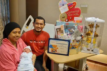 BAYI TAHUN BARU: Cik Noor Diyana Roslan dan Encik Muhammad Ruzaini Borhan menyambut kelahiran anak ketiga mereka, Basyirah, pada awal pagi 1 Januari di Hospital Wanita dan Kanak-Kanak KK (KKH).