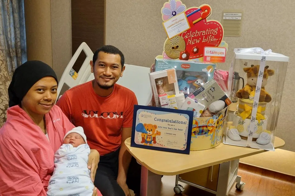 BAYI TAHUN BARU: Cik Noor Diyana Roslan dan Encik Muhammad Ruzaini Borhan menyambut kelahiran anak ketiga mereka, Basyirah, pada awal pagi 1 Januari di Hospital Wanita dan Kanak-Kanak KK (KKH).