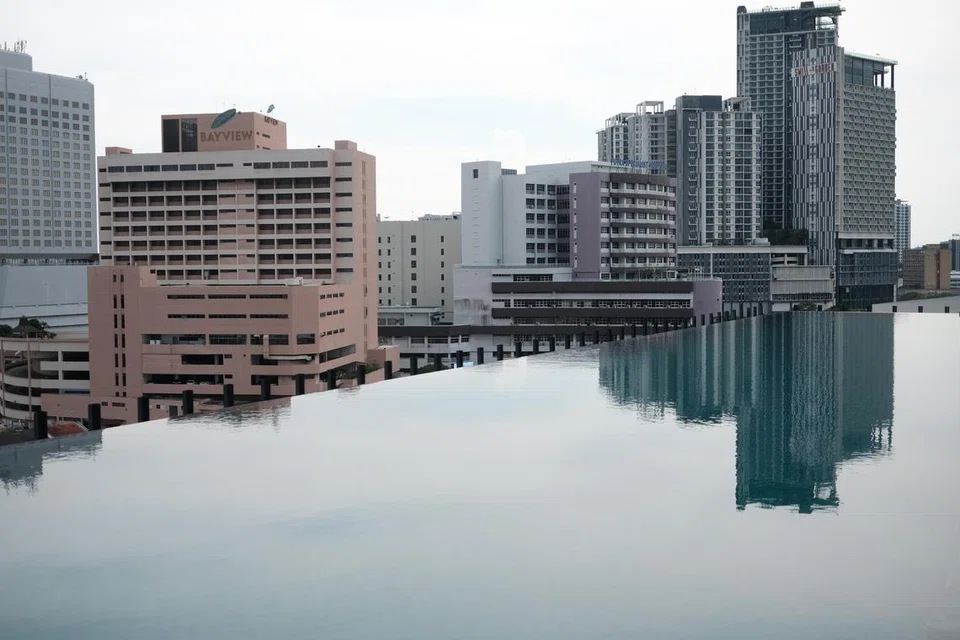 KEMUDAHAN RIADAH: Antara tarikan hotel ialah kolam renang ‘infiniti’ dengan pemandangan bandar Melaka.