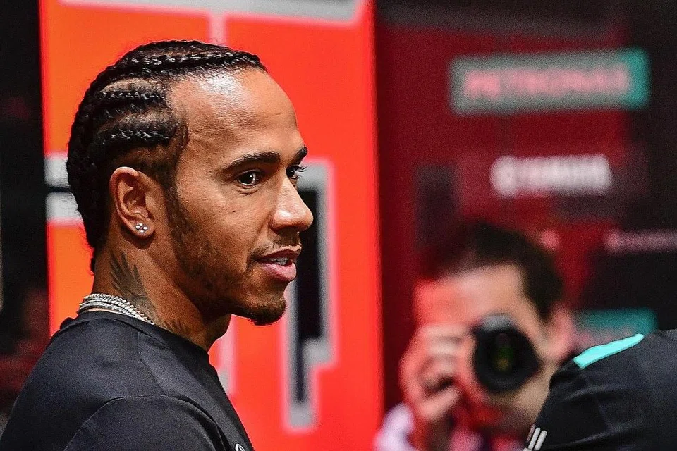 ADA HARAPAN: Lewis Hamilton memburu kejuaraan dunia keenamnya dalam musim perlumbaan Formula Satu tahun ini yang bermula di Melbourne Ahad ini. - Foto AFP