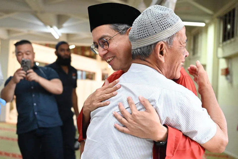 Pemangku Menteri Bertanggungjawab bagi Ehwal Masyarakat Islam, Profesor Madya Dr Muhammad Faishal Ibrahim (kanan), pernah menjawat jawatan Penolong Bendahari dari 2001 hingga 2003; dan sebagai Naib Pengerusi dari 2003 hingga 2005 di Masjid Darussalam. 