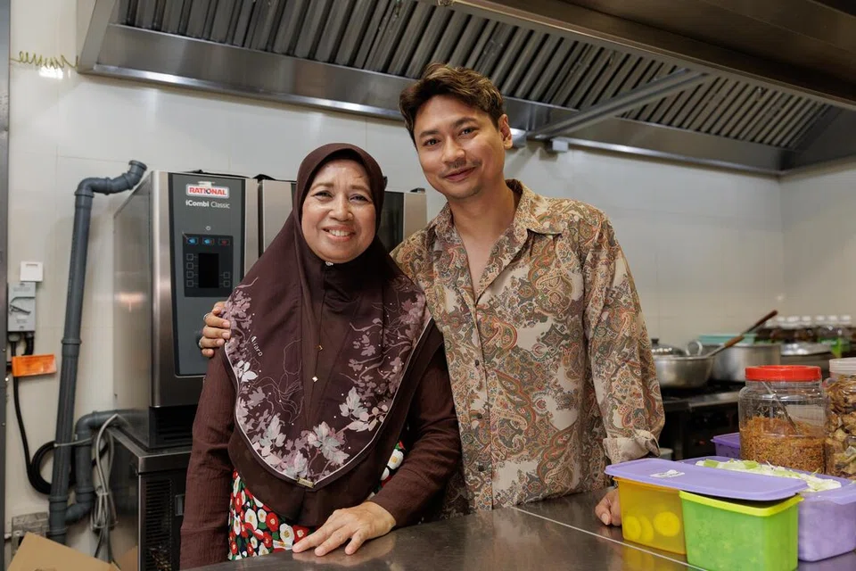 Encik Firdaus Sani, bersama ibunya, Cik Nooraini Rani, yang membesar di Pulau Semakau. Melalui Terumbu, pasangan ibu dan anak itu berusaha mengekalkan resipi turun-temurun sambil memperkenalkan cita rasa masyarakat pulau kepada generasi baharu.