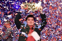 Sambil menyarung jaket hijau berprestij bagi pemenang, Aloysius Yapp menjulang Piala Barry Behrman Terbuka Amerika selepas memenangi tiga kejuaraan utama ‘Matchroom’ secara berturut-turut pada 23 Ogos. 