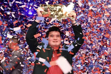 Sambil menyarung jaket hijau berprestij bagi pemenang, Aloysius Yapp menjulang Piala Barry Behrman Terbuka Amerika selepas memenangi tiga kejuaraan utama ‘Matchroom’ secara berturut-turut pada 23 Ogos. 