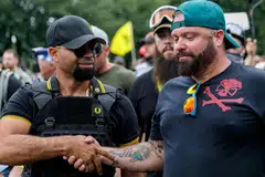 DIDAPATI BERSALAH: Joseph Biggs (kanan) yang bersalaman dengan Enrique Tarrio (kiri), pengerusi kumpulan Proud Boys, dijatuhi hukuman penjara 17 tahun kerana konspirasi menghasut serangan ke atas bangunan Capitol di Amerika Syarikat pada 2021.