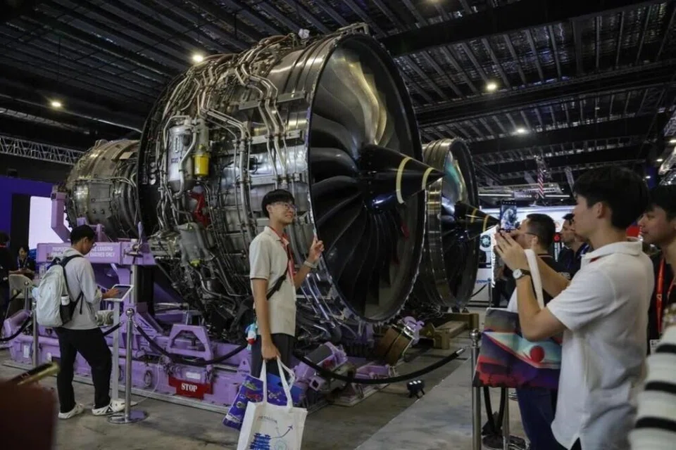 Enjin pesawat sebenar dipamerkan di reruai Rolls-Royce.