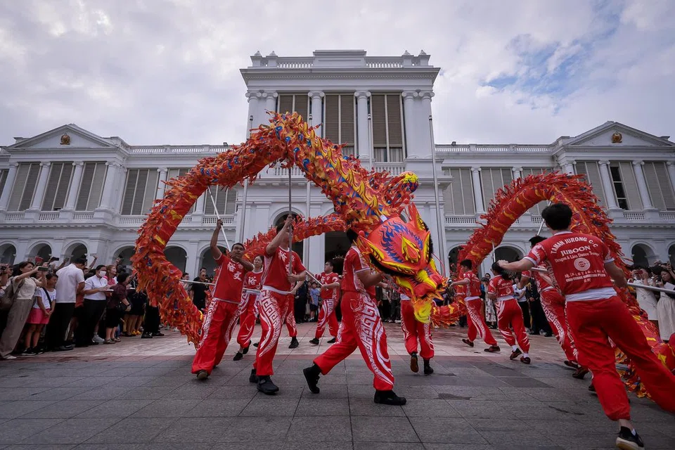 Kumpulan Tarian Naga dan Singa dari Kelab Masyarakat Taman Jurong mempersembahkan tarian naga semasa Rumah Terbuka di Istana sempena Tahun Baru Cina pada 12 Februari.