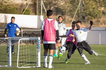BERLATIH GIGIH: Pelajar-atlit yang dipilih sedang menjalani latihan intensif di Akademi GloVal, Valencia CF sambil dibimbing pelatih berpengalaman kelab itu. - Foto LEO SHENGWEI, SOF