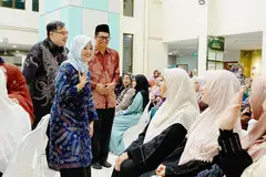 Menteri Negara (Kesihatan merangkap Pembangunan Digital dan Maklumat), Cik Rahayu Mahzam (berdiri, dua dari kiri), beramah mesra dengan peserta forum ‘Sembang-Sembang Santunan Emas’ di Masjid Al-Muttaqin pada 31 Oktober.