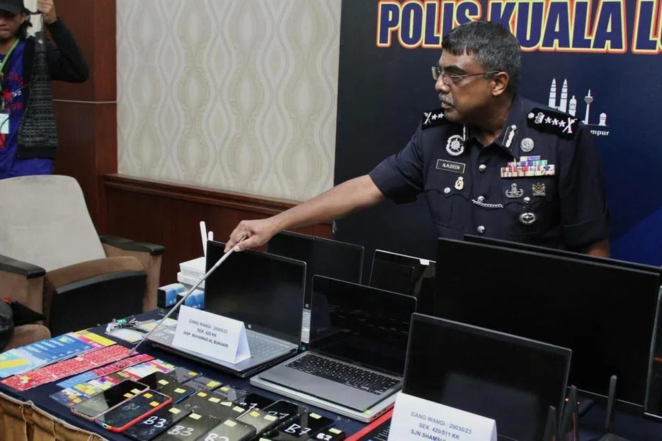 GAGAL SEMBUNYI: Ketua Polis Kuala Lumpur, Datuk Allaudeen Abdul Majid menunjukkan antara peralatan yang dirampas daripada sindiket penipuan dalam talian ketika serbuan dilakukan Jabatan Siasatan Jenayah sepanjang 4 hingga 21 September 2023.